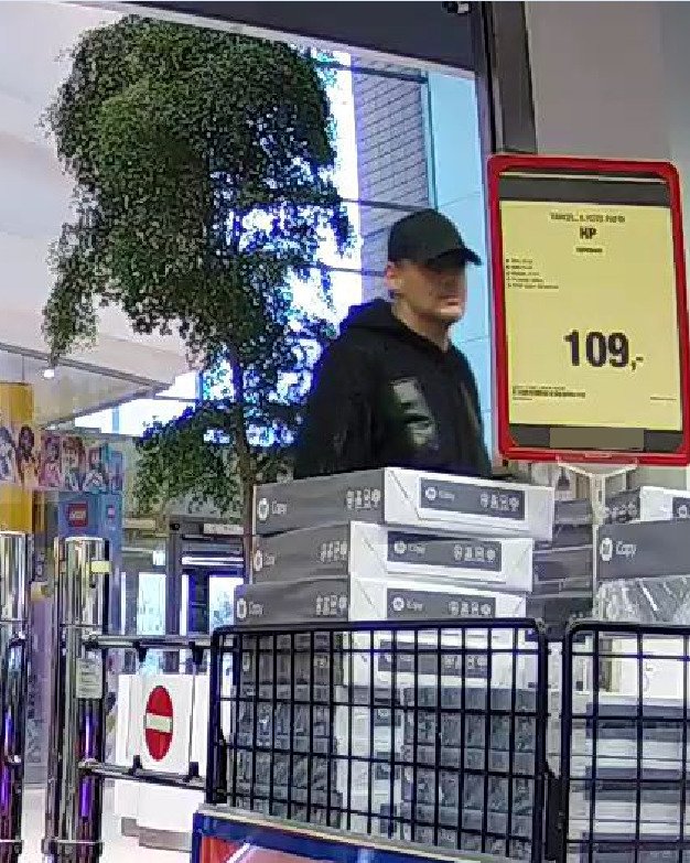 Muže podezřelého z krádeže počítače v Praze 5 zachytily bezpečnostní kamery.