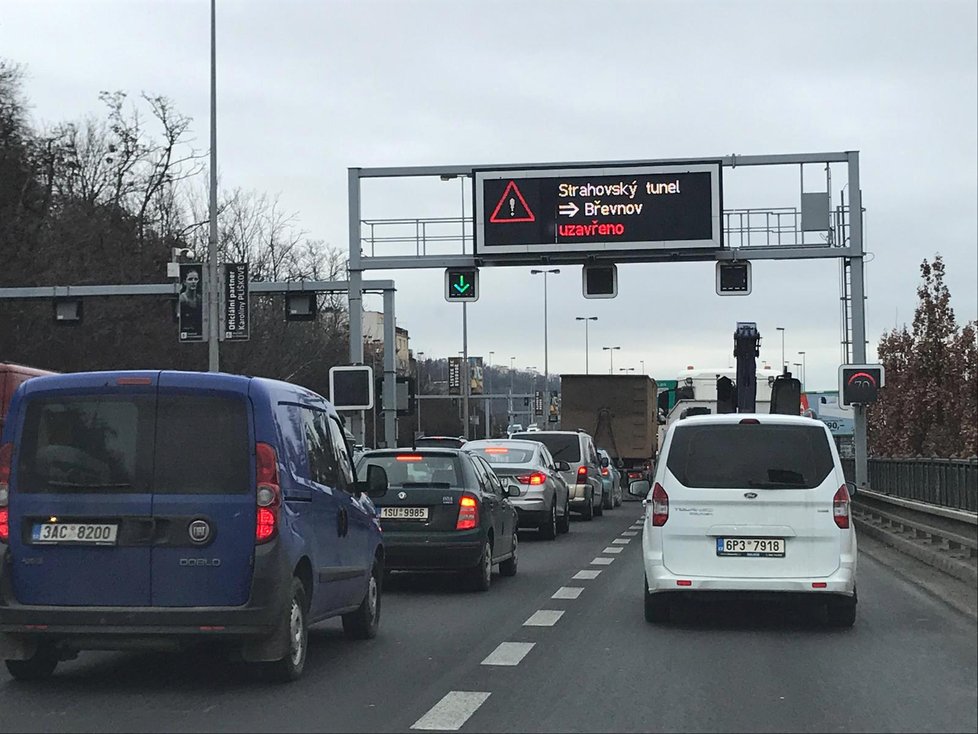 Na Praze 5 a 6 se tvoří kolony. Policisté uzavřeli Strahovský tunel.