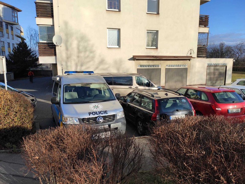 V Ulici Devonská v Praze 5 zasahovali v neděli ráno policisté. V jedné z chatek byl nalezený mrtvý bezdomovec.