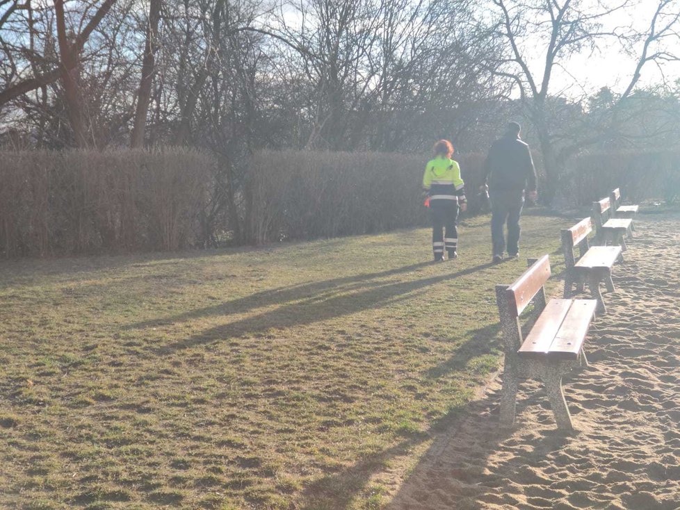 V Ulici Devonská v Praze 5 zasahovali v neděli ráno policisté. V jedné z chatek byl nalezený mrtvý bezdomovec.