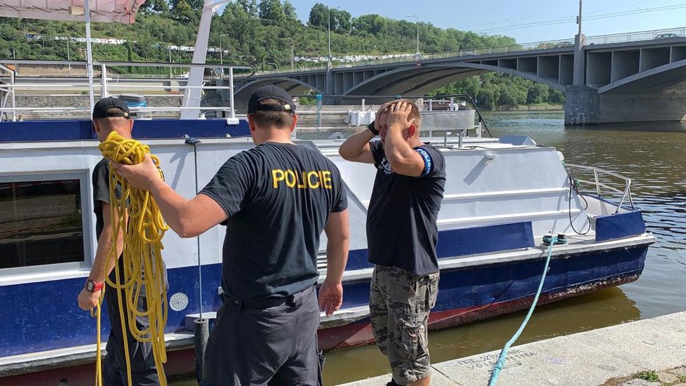 Pražští policisté vyzvedli ze dna měničku peněz. Podle našich informací byla prázdná.