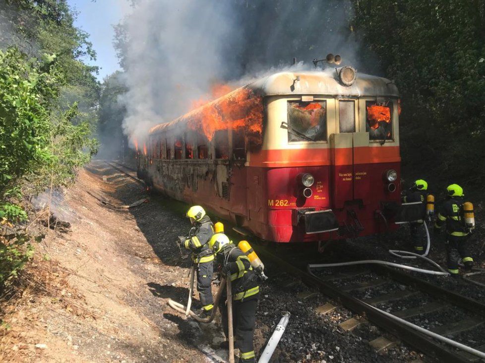 Pražští hasiči krotili požár lokomotivy v Praze 5. Naštěstí nebyl nikdo zraněn.