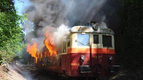 Pražští hasiči uhasili hořící vlak nedaleko stanice Praha-Stodůlky. Příčinou požáru byla technická závada.
