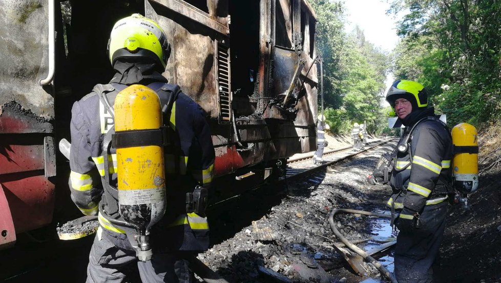 Hasiči uhasili požár lokomotivy. Naštěstí nebyl nikdo zraněný.