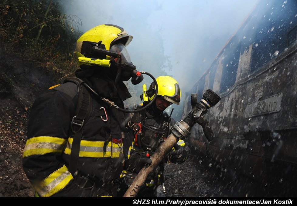Pražští hasiči uhasili hořící vlak nedaleko stanice Praha-Stodůlky. Příčinou požáru byla technická závada.