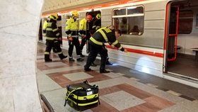 Ve stanici Anděl spadl do kolejiště člověk. Vyprošťovali ho hasiči DPP.