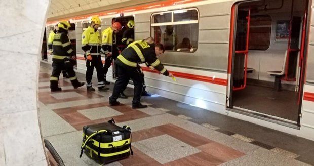 Muže, který zemřel pod koly metra, tam strčili, tvrdí svědci! Policie obvinila dvě osoby  