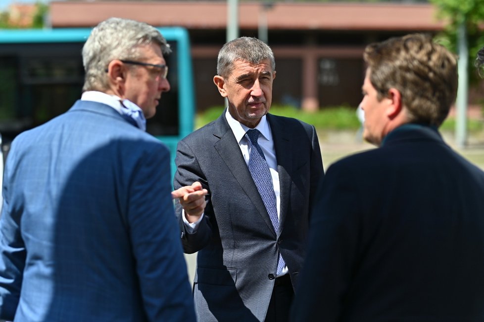 Premiér Andrej Babiš obhlíží současnou podobu nádraží Smíchov.