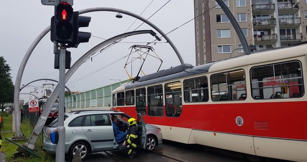V Tréglově ulici se srazila tramvaj s osobním automobilem.