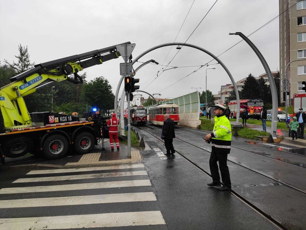 V Tréglově ulici se srazila tramvaj s osobním automobilem.