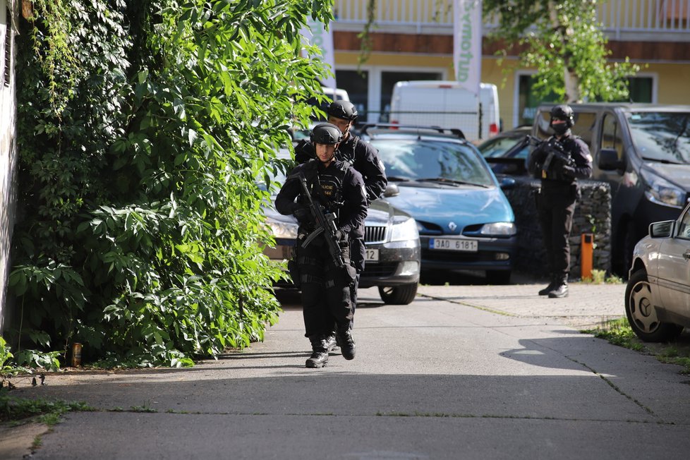 Pražští policisté v pondělí odpoledne zadrželi ve Vrchlického ulici dva muže, kteří unesli dívku.