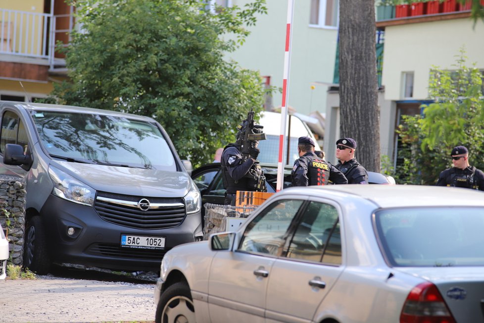 Pražští policisté v pondělí odpoledne zadrželi ve Vrchlického ulici dva muže, kteří unesli dívku.