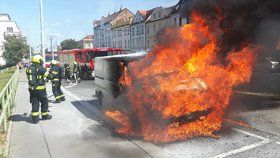 V Bělohorské ulici v Praze 6 hořela ve středu odpoledne dodávka.