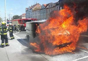 V Bělohorské ulici v Praze 6 hořela ve středu odpoledne dodávka.