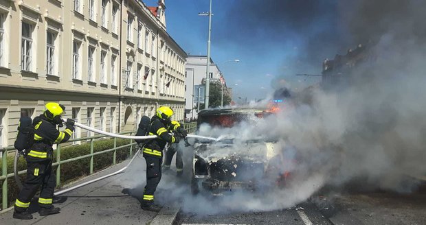 V Bělohorské ulici v Praze 6 hořela ve středu odpoledne dodávka.