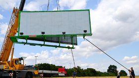 Reklamní billboardy u pražských silnic jdou k zemi: Všechny zmizí do konce roku