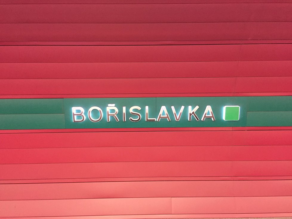 Nedaleko stanice metra Bořislavka začaly opravy díry.