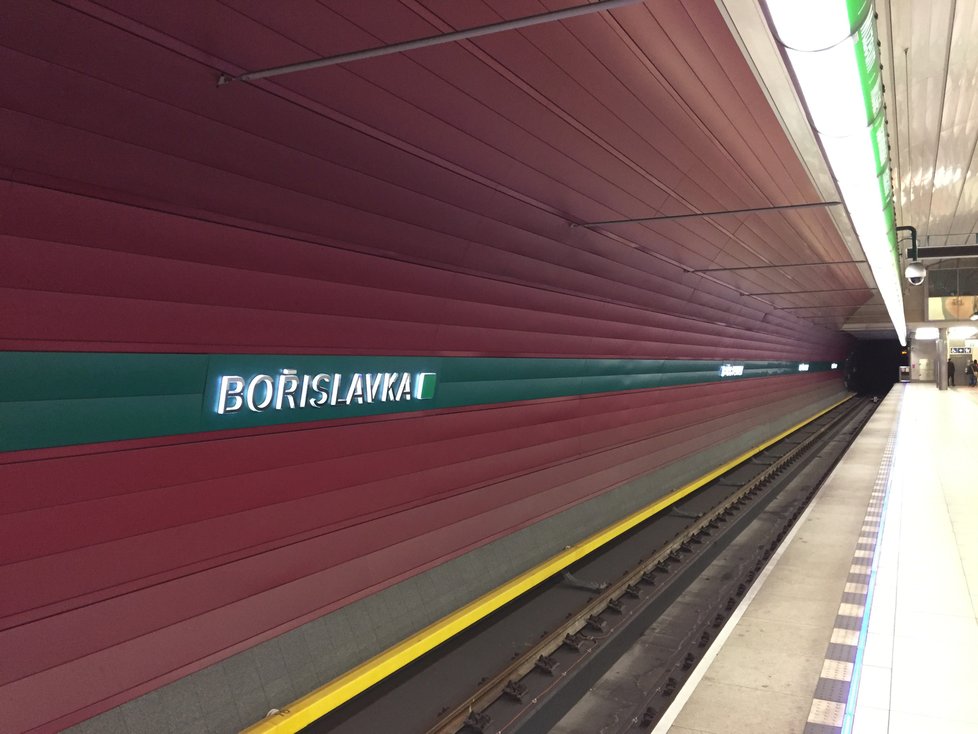 K dalšímu pádu osoby došlo ve stanici metra Bořislavka (ilustrační foto).