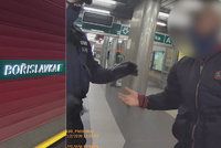 Bezdůvodně napadl v tramvaji člověka. Policisté naháněli v Praze 6 agresivního útočníka