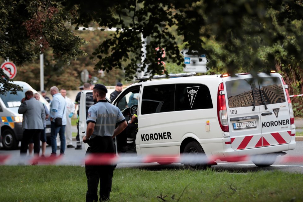 K tělu ženy a automobilu v Břevnově se během odpoledne postupně sjíždělo mnoho policistů.