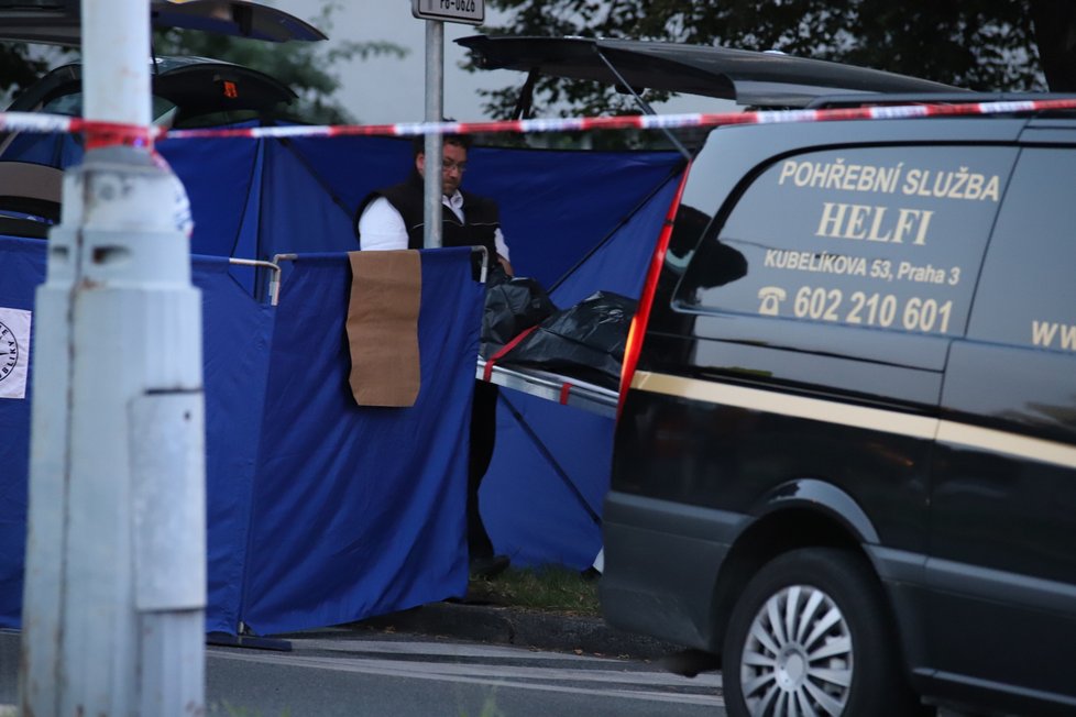 Pohřební vůz odvezl z Břevnova tělo ženy, která byla nalezena na zadních sedadlech auta, které patří policistovi.
