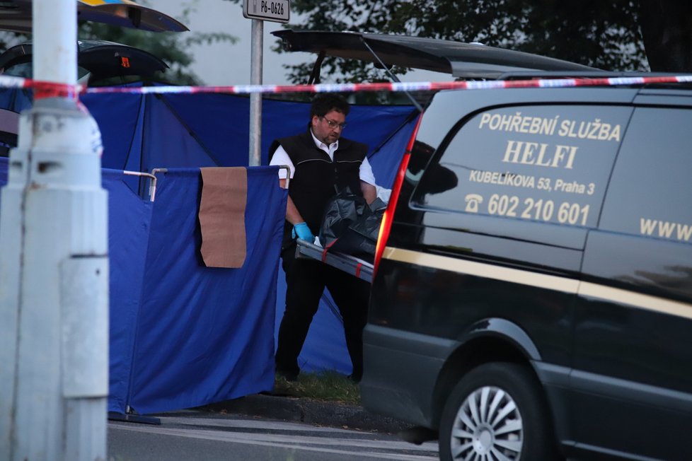 Pohřební vůz odvezl z Břevnova tělo ženy, která byla nalezena na zadních sedadlech auta, které patří policistovi.