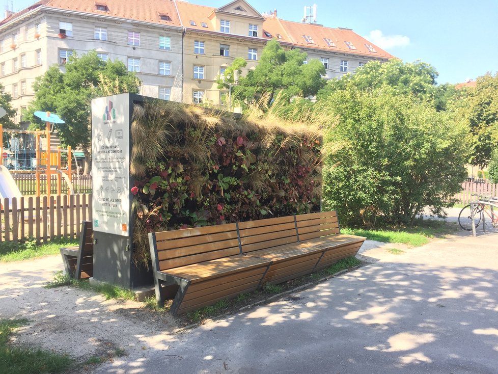 Chytrá lavička na Puškinově náměstí zvadla. Ani internet už tu nefunguje.