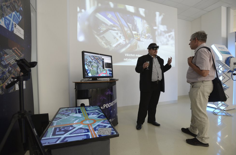 Český institut informatiky, robotiky a kybernetiky (CIIRC) na Českém vysokém učení technickém otevřel 23. května 2018 v Praze Centrum města budoucnosti.