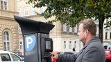 Další změny v Praze 1: Za čelní skla se vrací papírové parkovací karty. Lidé zbytečně volali strážníky