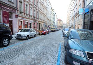 Nejvyšší správní soud vydal revoluční rozhodnutí. Praze hrozí, že parkovací místa zaberou i mimopražští s parkovací kartou.