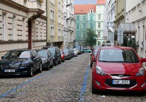 Praha zvažuje zavedení parkovacího kreditu pro návštěvy a řemeslníky (ilustrační foto).