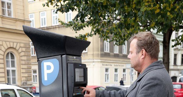 Za parkování na ulici v Praze si připlatíme?! Město chce řidiče nahnat do podzemních garáží