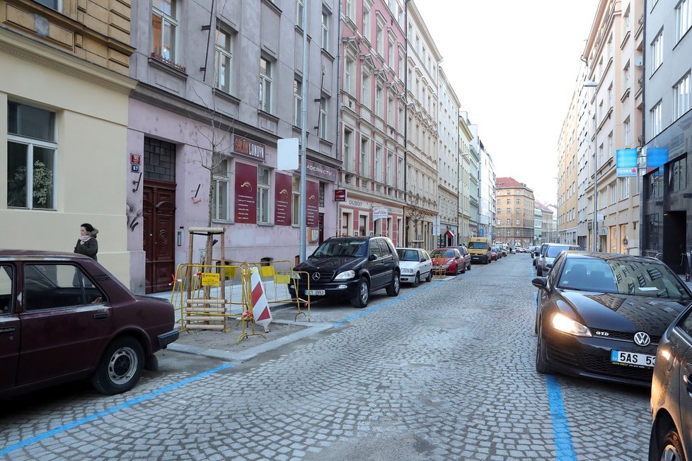 Nejvyšší správní soud vydal revoluční rozhodnutí. Praze hrozí, že parkovací místa zaberou i mimopražští s parkovací kartou.