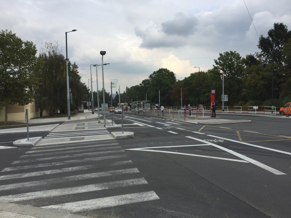 V Patočkově ulici v Praze 6 došlo u Vozovny Střešovice k novým dopravním opatřením, která podle radnice zkomplikovaly dopravu.