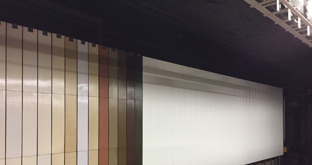 Ve stanici metra Dejvická přibyly nové obklady. Podle některých názorů se nehodí k těm původním.