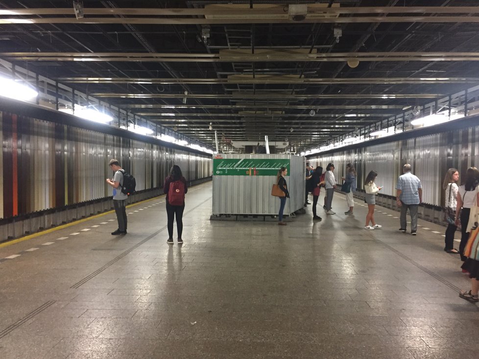 Ve stanici metra Dejvická přibyly nové obklady. Podle některých názorů se nehodí k těm původním.
