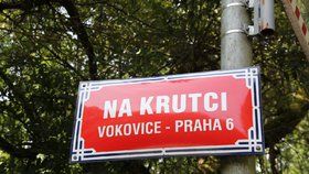 Bizarní značky zmizely z ulice Na Krutci.