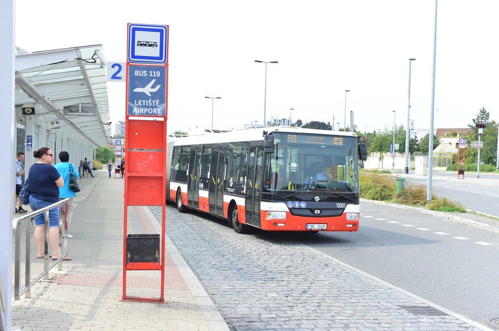 Od jedné do druhé hodiny v sobotu 24. 8. odpoledne jezdily druhé autobusy téměř prázdné.