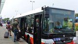 Cizinec hrozil strážníkům pěstí a odmítal vystoupit z autobusu. Bál se, že nestihne letadlo