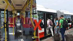 První autobus na letiště bývá plný, druhý posilový spoj je často prázdný.