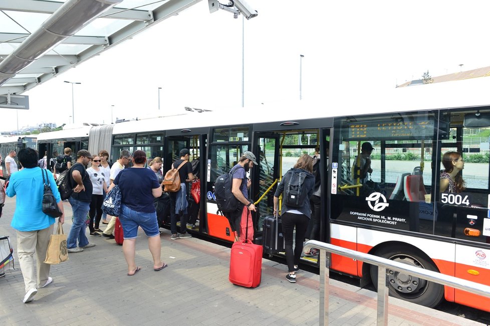 Naopak první kloubový autobus byl plný.