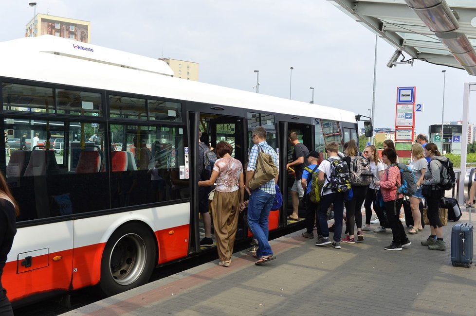 Naopak první kloubový autobus byl plný.