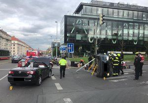V Evropské ulici v Praze 6 došlo k nehodě dvou automobilů. Jeden z nich zůstal na boku.