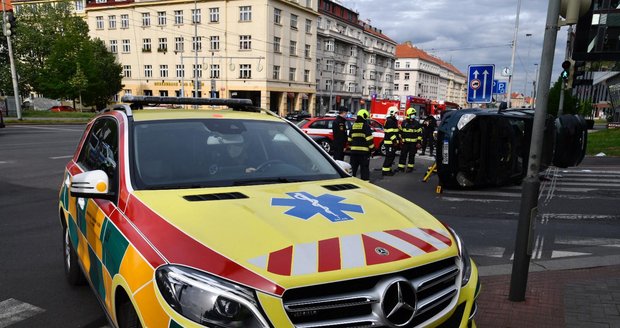 Holčička chtěla zastavit rukama rozjeté auto! Mámu-vojačku čeká trest