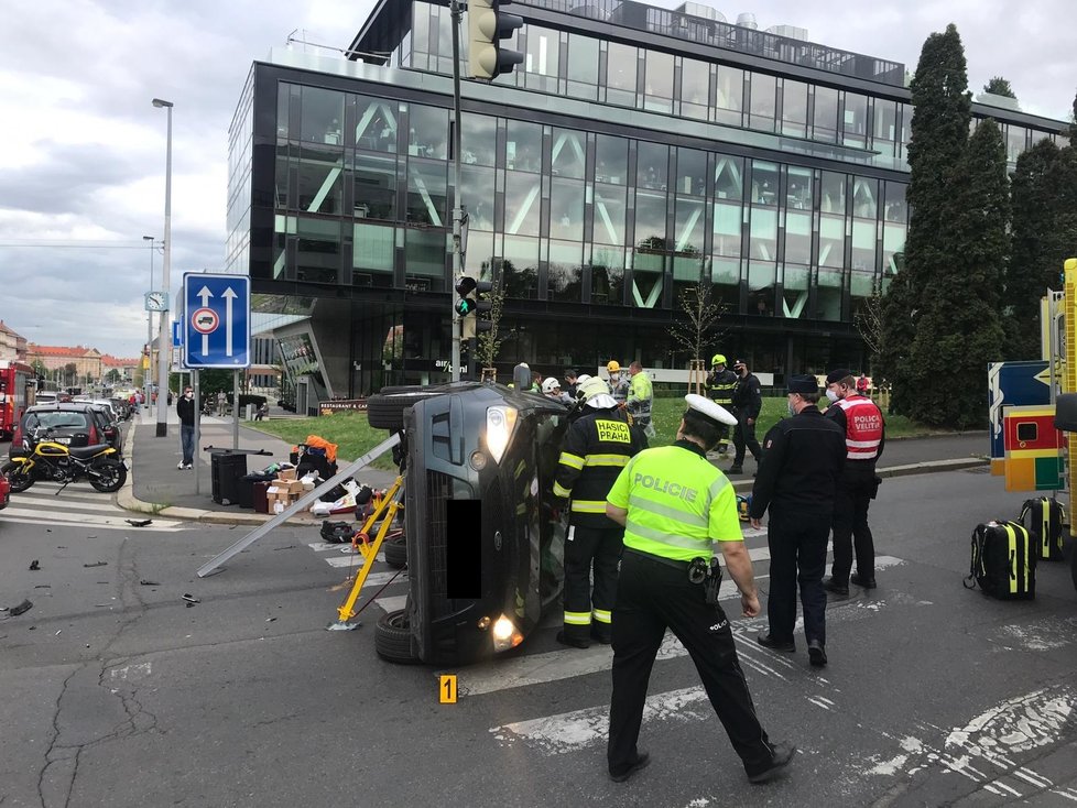 V Evropské ulici v Praze 6 došlo k nehodě dvou automobilů. Jeden z nich zůstal na boku.