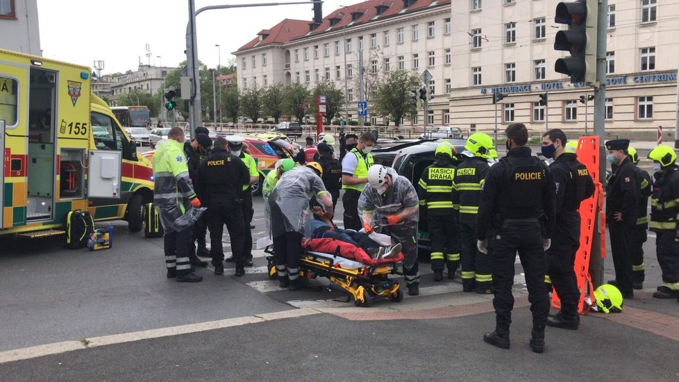 V Evropské ulici v Praze 6 došlo k nehodě dvou automobilů. Jeden z nich zůstal na boku.