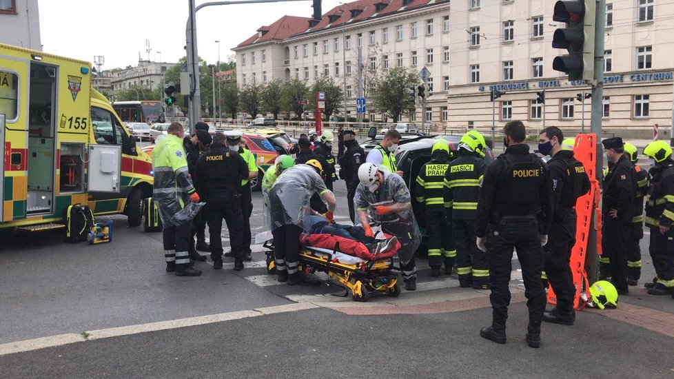 V Evropské ulici v Praze 6 došlo k nehodě dvou automobilů. Jeden z nich zůstal na boku.