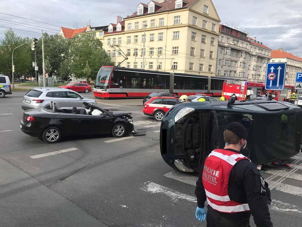 V Evropské ulici v Praze 6 došlo k nehodě dvou automobilů. Jeden z nich zůstal na boku.