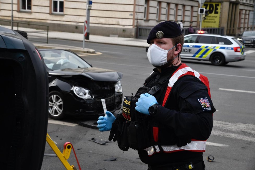 V Evropské ulici v Praze 6 došlo k nehodě dvou automobilů. Jeden z nich zůstal na boku.