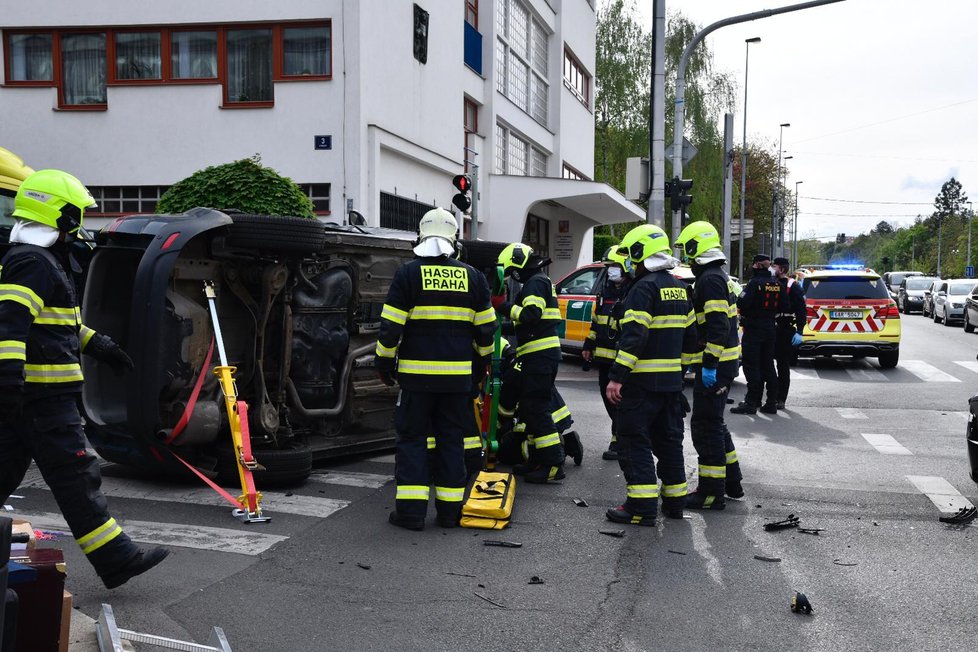 V Evropské ulici v Praze 6 došlo k nehodě dvou automobilů. Jeden z nich zůstal na boku.